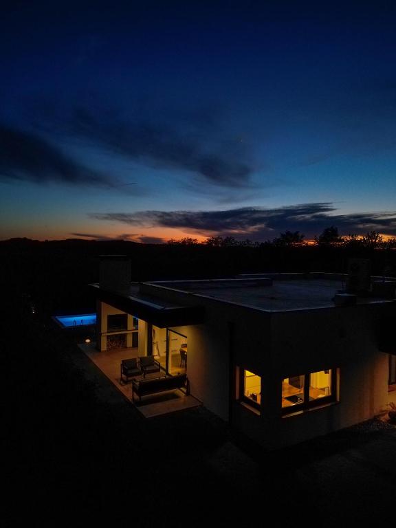 Villa Tomaté u sumrak