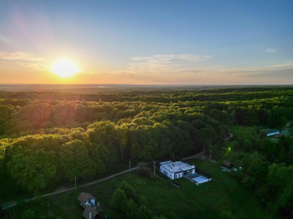 Villa Tomaté u okolnom krajoliku pri zalasku sunca