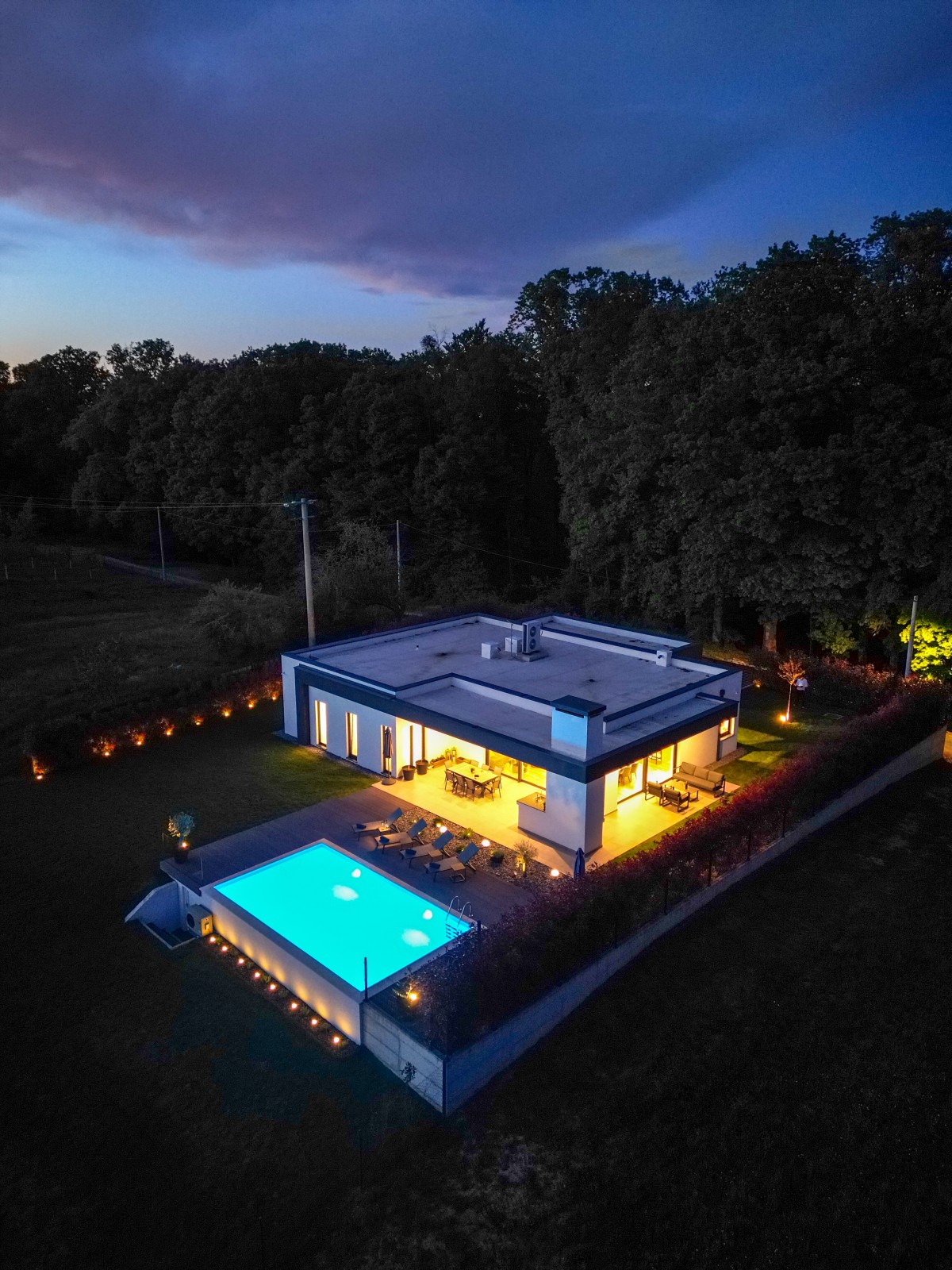 Villa Tomaté and its pool after dark