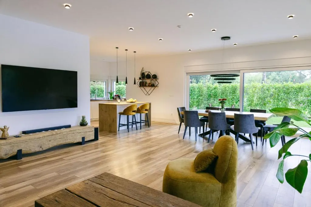 Open living and dining area inside Villa Tomaté
